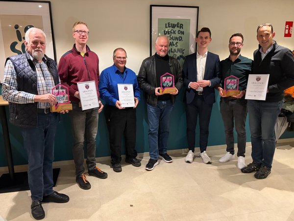 Bürgermeister Tristan Vitt (3.v.r.) mit den Vorsitzenden der ausgezeichneten Vereine. (Foto: Stadt Siegen)