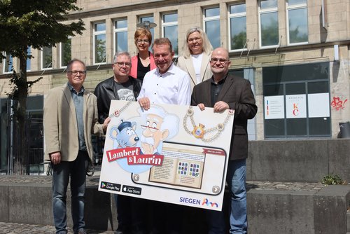 Sponsoren, Mitentwickler und Unterstützer (v.l.) Tobias Müller (App-Entwickler), Dr. Jochen Dietrich (Klaus und Heidi Vetter Stiftung), Elke Stahl (Stiftung der Sparkasse Siegen für Kunst und Kultur), Bürgermeister Steffen Mues, Tanja Herdlitschke (Sparkasse Siegen) und Thomas Wolf (Leiter Kreisarchiv Siegen-Wittgenstein) stellten die neue App vor. (Foto: Stadt Siegen)