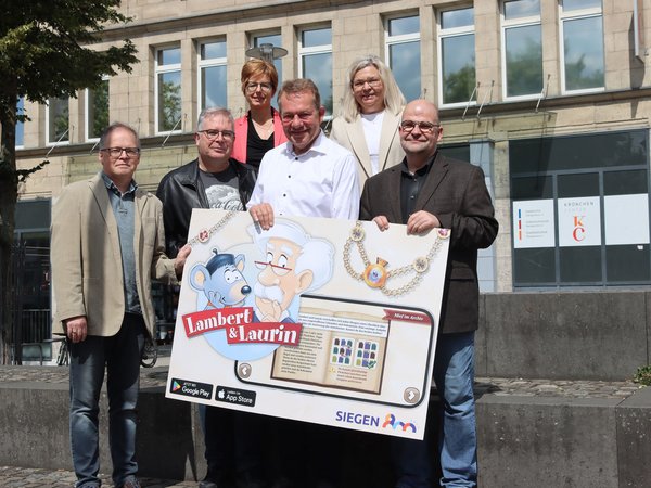 Sponsoren, Mitentwickler und Unterstützer (v.l.) Tobias Müller (App-Entwickler), Dr. Jochen Dietrich (Klaus und Heidi Vetter Stiftung), Elke Stahl (Stiftung der Sparkasse Siegen für Kunst und Kultur), Bürgermeister Steffen Mues, Tanja Herdlitschke (Sparkasse Siegen) und Thomas Wolf (Leiter Kreisarchiv Siegen-Wittgenstein) stellten die neue App vor. (Foto: Stadt Siegen)