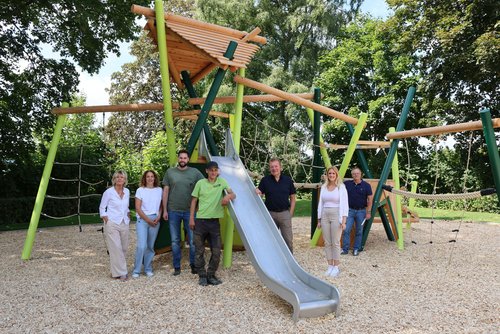 Das neue Klettergerüst lädt zum Spielen ein: Bürgermeister Steffen Mues (3.v.r) mit Projektbeteiligten und Vertreterinnen der Schule vor dem Spielgerät. (Foto: Stadt Siegen)