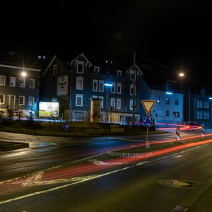 
                                März 2023: Nachtaufnahme des Knotenpunktes "Schleifmühlchen" vor dem Umbau (Foto: Stadt Siegen
                            