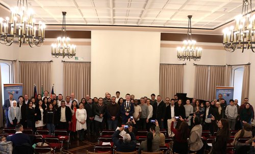 Gruppenfoto mit dem Bürgermeister und weiteren städtischen Vertreterinnen und Vertretern im Historischen Ratssaal