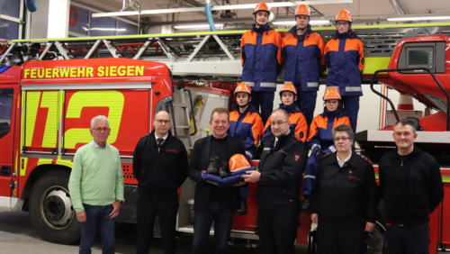 Die Siegener Jugendfeuerwehr hat eine neue Schutzausrüstung erhalten. Bei der Übergabe dabei waren: Feuerschutzdezernent Wolfgang Cavelius, Feuerwehrchef Thomas Jung, Bürgermeister Steffen Mues, Sven Böhl (Stadtjugendwart), Verena Reinsch (stellv. Sta