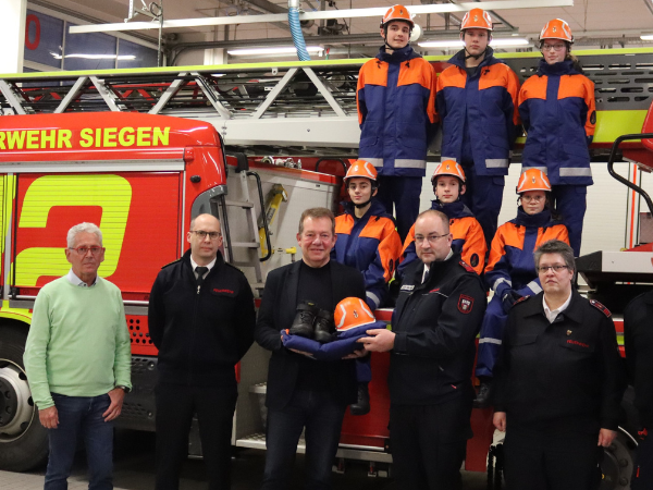 Die Siegener Jugendfeuerwehr hat eine neue Schutzausrüstung erhalten. Bei der Übergabe dabei waren: Feuerschutzdezernent Wolfgang Cavelius, Feuerwehrchef Thomas Jung, Bürgermeister Steffen Mues, Sven Böhl (Stadtjugendwart), Verena Reinsch (stellv. Sta
