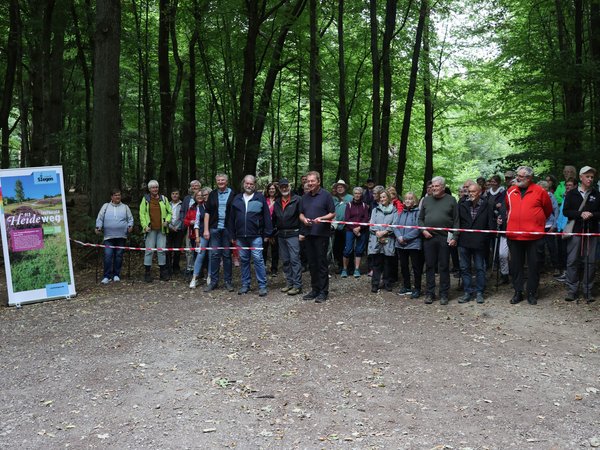 Mit einem Banddurchschnitt eröffnete Bürgermeister Steffen Mues im Beisein zahlreicher Gäste offiziell den neuen Wanderweg "Trupbacher Heideweg". (Foto: Stadt Siegen)
