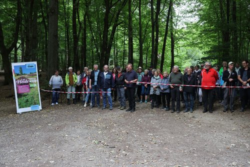 Mit einem Banddurchschnitt eröffnete Bürgermeister Steffen Mues im Beisein zahlreicher Gäste offiziell den neuen Wanderweg "Trupbacher Heideweg". (Foto: Stadt Siegen)