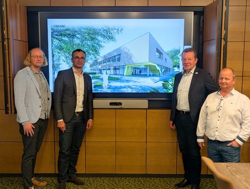 Stellten den Vorentwurf für den Hallenbad-Ersatzneubau in Weidenau vor (v.l.): Christian von Schwartz (Inco Ingenieurbüro GmbH), Thomas Kalman (Architekturbüro Krieger Architekten), Bürgermeister Steffen Mues und Projektleiter Bernd Wiezorek.