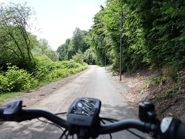 Das Bild zeigt den Blick auf ein Teilstück des Radweges entlang der Sieg vom Lenker eines Fahrrads.  (Archivfoto: Stadt Siegen)