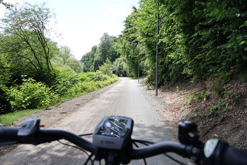 Das Bild zeigt den Blick auf ein Teilstück des Radweges entlang der Sieg vom Lenker eines Fahrrads.  (Archivfoto: Stadt Siegen)