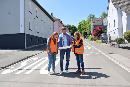 Haben sich vor Ort ein eigenes Bild der Sanierung gemacht: Stadtbaurat Henrik Schumann (2.v.l.) gemeinsam mit den Projektleiterinnen Alexa Kreutz (l.) und Carina Stroh (r.) von der Abteilung Straße und Verkehr. (Foto: Stadt Siegen)