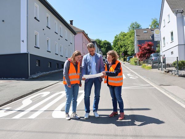 Haben sich vor Ort ein eigenes Bild der Sanierung gemacht: Stadtbaurat Henrik Schumann (2.v.l.) gemeinsam mit den Projektleiterinnen Alexa Kreutz (l.) und Carina Stroh (r.) von der Abteilung Straße und Verkehr. (Foto: Stadt Siegen)