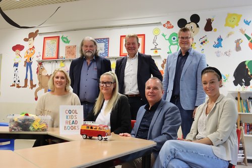 Michael Groß (VAKS), Bürgermeister Steffen Mues, Schulleiter Markus Ising, davor (v.l.) stellv. Schulleiterin Sabine Dietrich, OGS-Leiterin Janine Grebe, Schuldezernent Andree Schmidt und Elternvertreterin Anna Seemeyer.