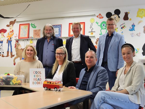 Michael Groß (VAKS), Bürgermeister Steffen Mues, Schulleiter Markus Ising, davor (v.l.) stellv. Schulleiterin Sabine Dietrich, OGS-Leiterin Janine Grebe, Schuldezernent Andree Schmidt und Elternvertreterin Anna Seemeyer.