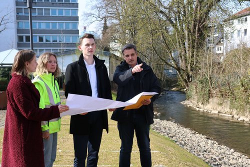 (v.l.) Karolin Wiegel (Klimafolgenanpassungsmanagerin), Bauleiterin Jessica Fritsch (ESi), Bürgermeister Tristan Vitt und Stephan Roth (ESi) am neuen Ufer der Weiß.