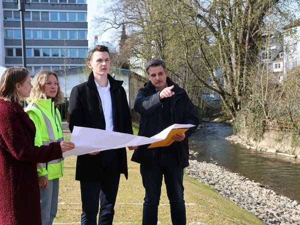 (v.l.) Karolin Wiegel (Klimafolgenanpassungsmanagerin), Bauleiterin Jessica Fritsch (ESi), Bürgermeister Tristan Vitt und Stephan Roth (ESi) am neuen Ufer der Weiß.