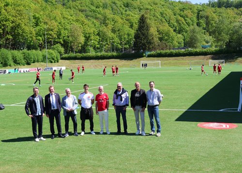 v.l: Stadtbaurat Henrik Schumann, Bürgermeister Steffen Mues, Roland Schöler + Patrice Jazbinsek (Sportfreunde Siegen), Stadtkämmerer Wolfgang Cavelius, Achim Bell (Sport- und Bäderausschuss), Martin Wagner (Leiter Sport- und Bäder) und Oliver Jenke (Leiter Straßenneubau). (Foto: Stadt Siegen)
