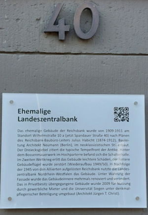 Acryltafel, montiert am ehemaligen Landeszentralbank-Gebäude (Foto: Stadt Siegen)
