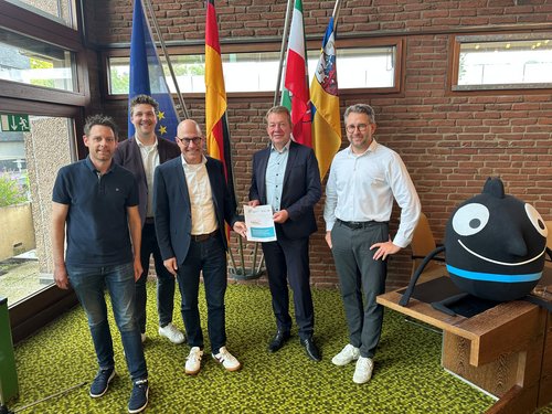 Freuen sich über die Verlängerung (v.l.:) Jan König, Mobilitätsmanager Stadt Siegen, Thomas Nienhaus und André Wolf vom Zukunftsnetz Mobilität NRW, Bürgermeister Steffen Mues und Stadtbaurat Henrik Schumann. 