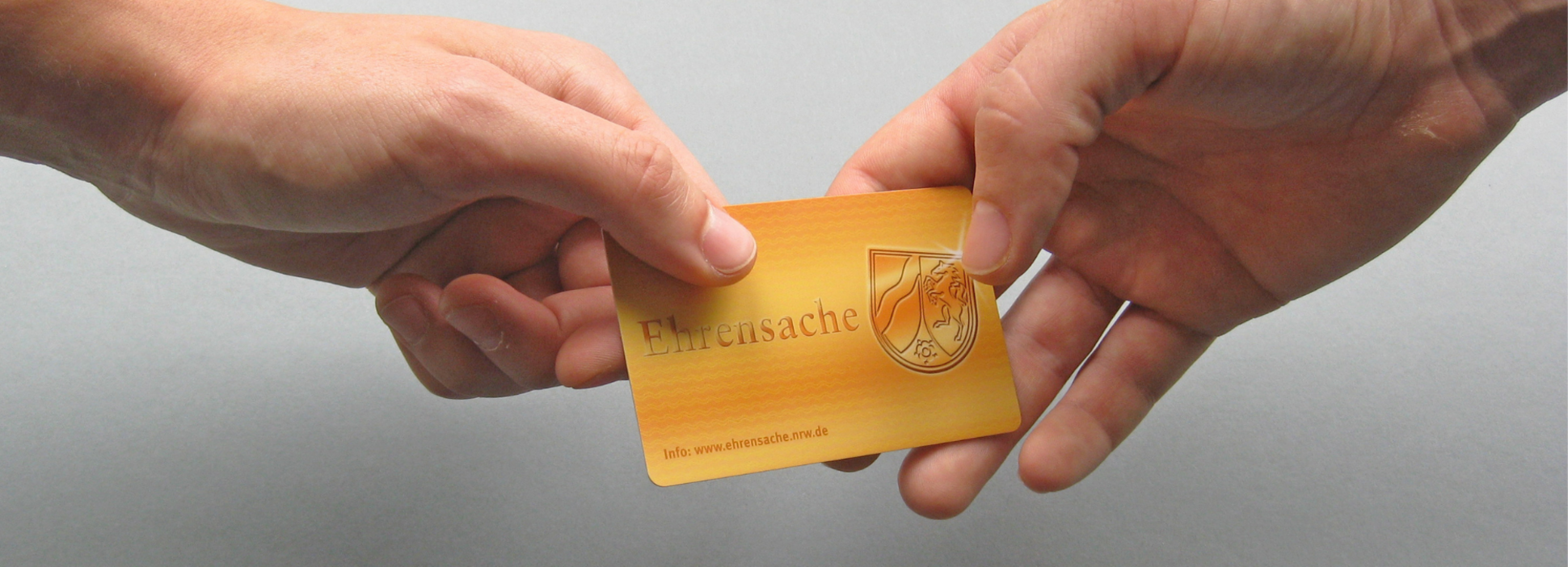 Hände bei Übergabe der Ehrenamtskarte © Staatskanzlei NRW