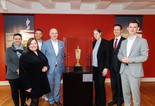 Bürgermeister Tristan Vitt und Museumsleiterin Dr. Karin Kolb mit Fördergeberinnen und Fördergeber (Foto: Sinan Muslu)
