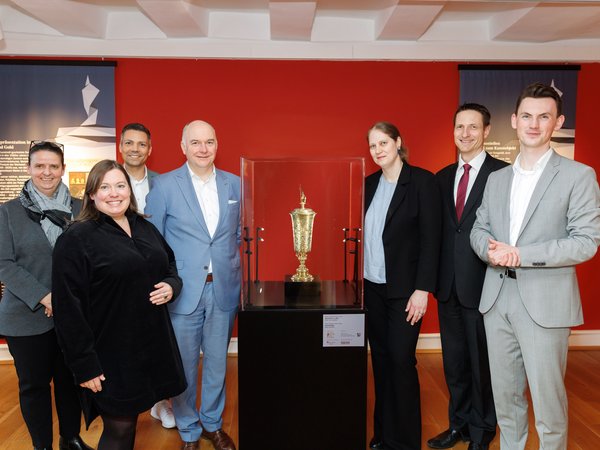Bürgermeister Tristan Vitt und Museumsleiterin Dr. Karin Kolb mit Fördergeberinnen und Fördergeber (Foto: Sinan Muslu)
