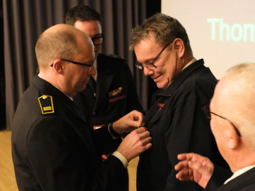Thomas Adamek erhielt das Feuerwehr-Ehrenkreuz in Silber des Deutschen Feuerwehrverbandes für sein jahrzehntelanges Engagement. (Foto: Stadt Siegen)