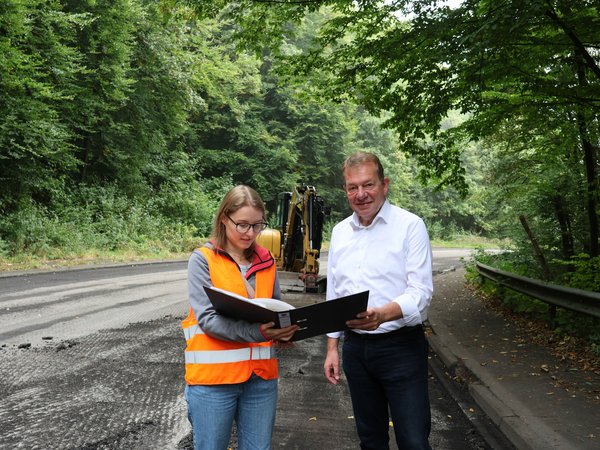Alexa Kreutz (Projektverantwortliche Abteilung Straße und Verkehr) informiert Bürgermeister Steffen Mues über den Ablauf der Arbeiten. (Foto: Stadt Siegen)