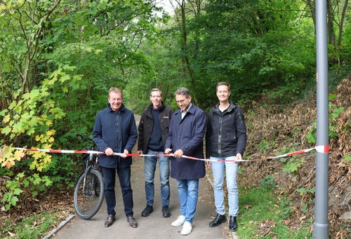 Der Weg ist frei: Stadtbaurat Henrik Schumann (2.v.r.) eröffnet zusammen mit Bürgermeister Steffen Mues (l.), Benjamin Hinkel (2.v.l.) (Abteilungsleiter Straße und Verkehr) sowie Felix Hammerschmidt (r.) (Fahrradbeauftragter) den Geh- und Radweg Am Jähen Hain. (Foto: Stadt Siegen)