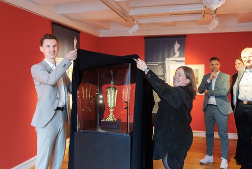 Bürgermeister Tristan Vitt und Museumsleiterin Dr. Karin Kolb enthüllten den Deckelpokal (Foto: Sinan Muslu)