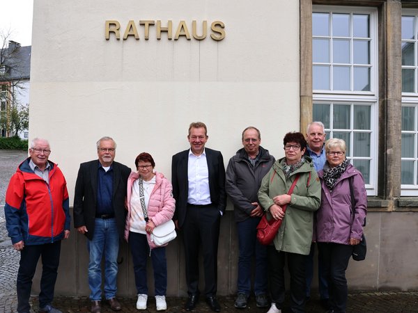 Bürgermeister Steffen Mues (4.v.l.) empfing die Freundesgruppe aus Plauen und Oberschelden im Rathaus in der Oberstadt. (Foto: Stadt Siegen)