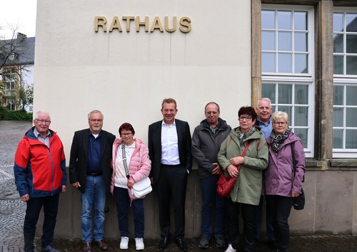 Bürgermeister Steffen Mues (4.v.l.) empfing die Freundesgruppe aus Plauen und Oberschelden im Rathaus in der Oberstadt. (Foto: Stadt Siegen)