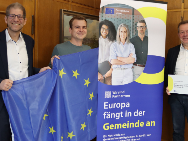 Trafen sich zum Austausch in Sachen Europa im Rathaus: Johannes Werthenbach, Leiter des Büros des Bürgermeisters, Europabeauftragter Kenny Schulz und Bürgermeister Steffen Mues (v.l.) (Foto: Stadt Siegen)