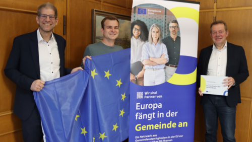 Trafen sich zum Austausch in Sachen Europa im Rathaus: Johannes Werthenbach, Leiter des Büros des Bürgermeisters, Europabeauftragter Kenny Schulz und Bürgermeister Steffen Mues (v.l.) (Foto: Stadt Siegen)