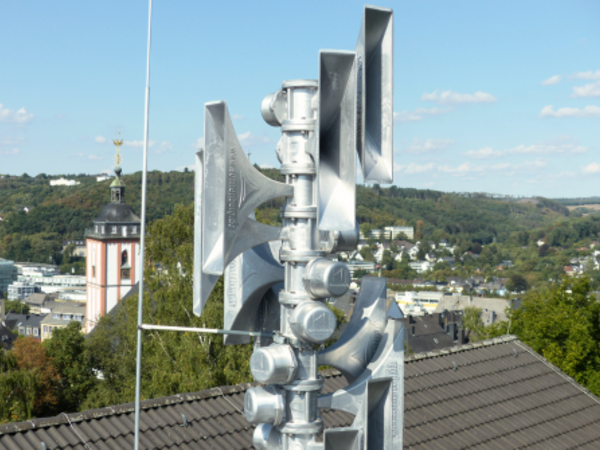 Foto einer Sirene in Siegen, Nikolaikirche im Hintergrund (Foto: Feuerwehr Siegen)