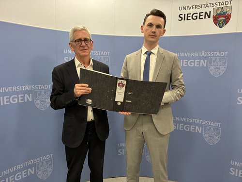 Bürgermeister Tristan Vitt (r.) und Stadtkämmerer Wolfgang Cavelius stellten jetzt im Rahmen eines Pressetermins den Haushaltsplanentwurf 2026 vor. (Foto: Stadt Siegen)