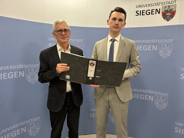 Bürgermeister Tristan Vitt (r.) und Stadtkämmerer Wolfgang Cavelius stellten jetzt im Rahmen eines Pressetermins den Haushaltsplanentwurf 2026 vor. (Foto: Stadt Siegen)