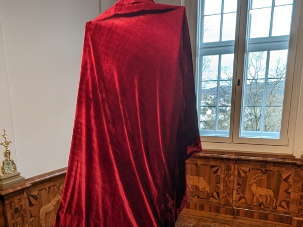 Werk des Meisters Peter Paul Rubens auf Staffelei verborgen hinter einem roten Samtvorhang. Foto: Siegerlandmuseum