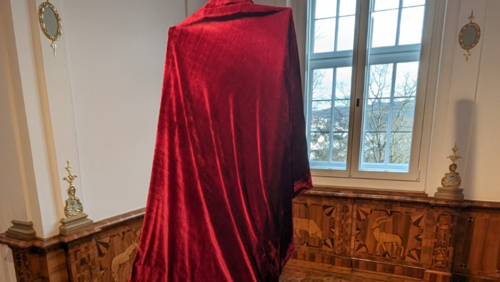 Werk des Meisters Peter Paul Rubens auf Staffelei verborgen hinter einem roten Samtvorhang. Foto: Siegerlandmuseum