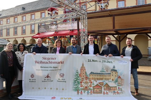 Die Sponsoren, Veranstalter und Organisatoren hinter dem Weihnachtsmarkt (v.l.): Carla Wiesener (SVB), Cristina Ballarini (Sparkasse Siegen), Thiemo Brinkmann (ISG Oberstadt), Diana Zilz (Wifö), Maik Waidmann (Sparkasse Siegen), Bürgermeister Tristan Vitt sowie die Veranstalter Philipp de Knuydt und Jan Klappert (Foto: Stadt Siegen).