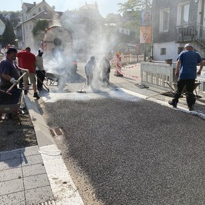 
                                Asphaltarbeiten am Schleifmühlchen Anfang August 2025 (Foto: Stadt Siegen)
                            
