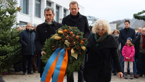 Bürgermeister Steffen Mues und seine beiden Stellvertreter Angela Jung und Jens Kamieth legten traditionell einen Kranz an der Gedenkstätte nieder. (Foto: Stadt Siegen)