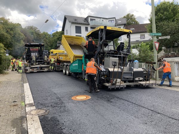 Die Frankfurter Straße ab dem Kreisverkehr Schleifmühlchen den Lindenberg hoch ist nun frisch asphaltiert. (Foto: Stadt Siegen)