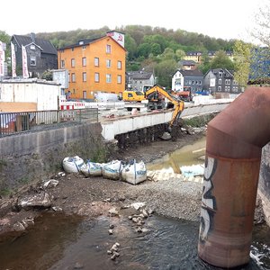 
                                Abbruch der Ufermauer Ende April 2024 (Foto: Stadt Siegen)
                            