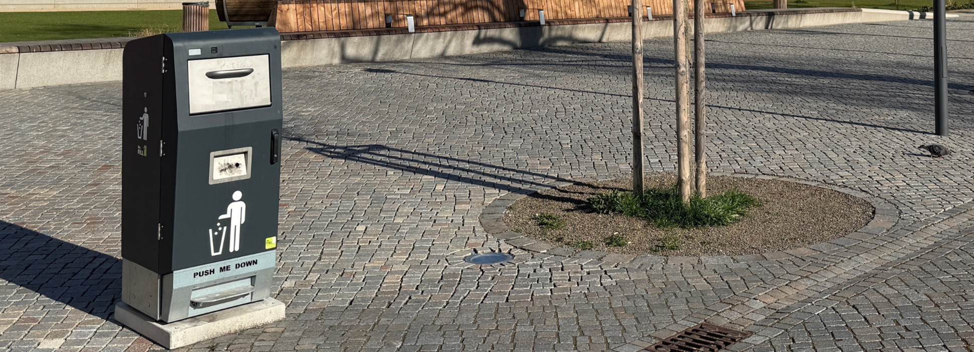 Intelligenter Abfallbehälter am Siegufer (Foto: Stadt Siegen)