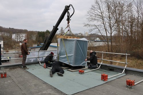 Die Fachfirma montierte die Wärmepumpe auf dem Dach des Dr. Ernst-Schuppener-Hauses. (Foto: Stadt Siegen)