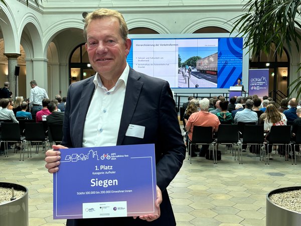 Bürgermeister Steffen Mues bei der Vorstellung der Ergebnisse des ADFC-Fahrradklimatests 2024 (Foto: Stadt Siegen)