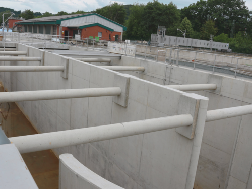 In dem neuen Belebungsbecken reinigen künftig Mikroorganismen bis zu 9000 Kubikmeter Abwasser. (Foto: Stadt Siegen)