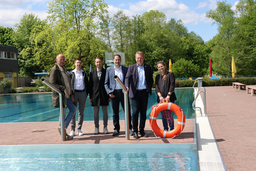 v.l.n.r: Martin Wagner, Leonard Wied und Pascale Pauke von der städtischen Sport- und Bäderabteilung, Stadtrat Arne Fries, Bürgermeister Steffen Mues und die neue Betriebsleiterin des Käner Freibads Katharina Spierpinski (Foto: Stadt Siegen)