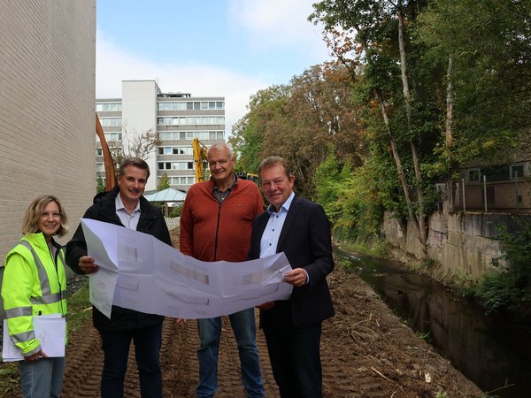 Vor-Ort-Termin zum Start der Weiß-Renaturierung in der Innenstadt: (v.l.n.r) Bauleiterin Jessica Fritsch (ESi), Stephan Roth, technischer Bauleiter des städtischen Entsorgungsbetriebs, Michael Gerd to Berens, Geschäftführer der beauftragten Baufirma Böwingloh und Hefbernd GmbH und Bürgermeister Steffen Mues. 