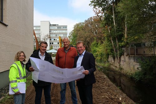 Vor-Ort-Termin zum Start der Weiß-Renaturierung in der Innenstadt: (v.l.n.r) Bauleiterin Jessica Fritsch (ESi), Stephan Roth, technischer Bauleiter des städtischen Entsorgungsbetriebs, Michael Gerd to Berens, Geschäftführer der beauftragten Baufirma Böwingloh und Hefbernd GmbH und Bürgermeister Steffen Mues. 